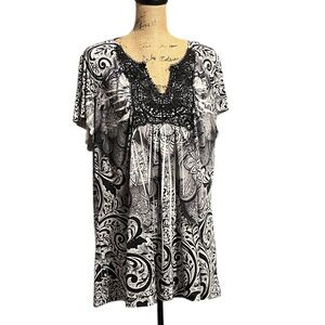 Roz & Ali Black and White V-Neck Patterned Top with Lace Detail & Stud Accents